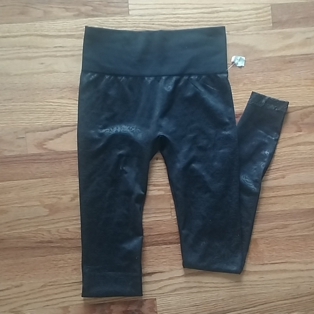 Embossed black leggings